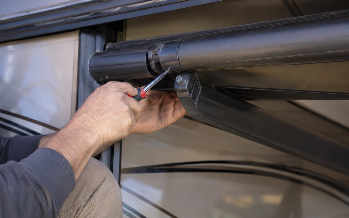 Mobile rv awning repair contractor